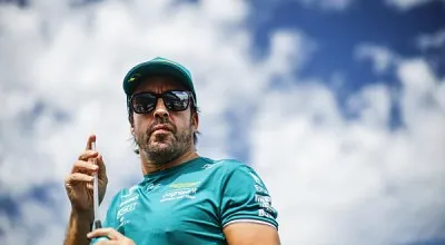 Videó: Fernando Alonso zseniális rajtja, majd laza rádiózása
