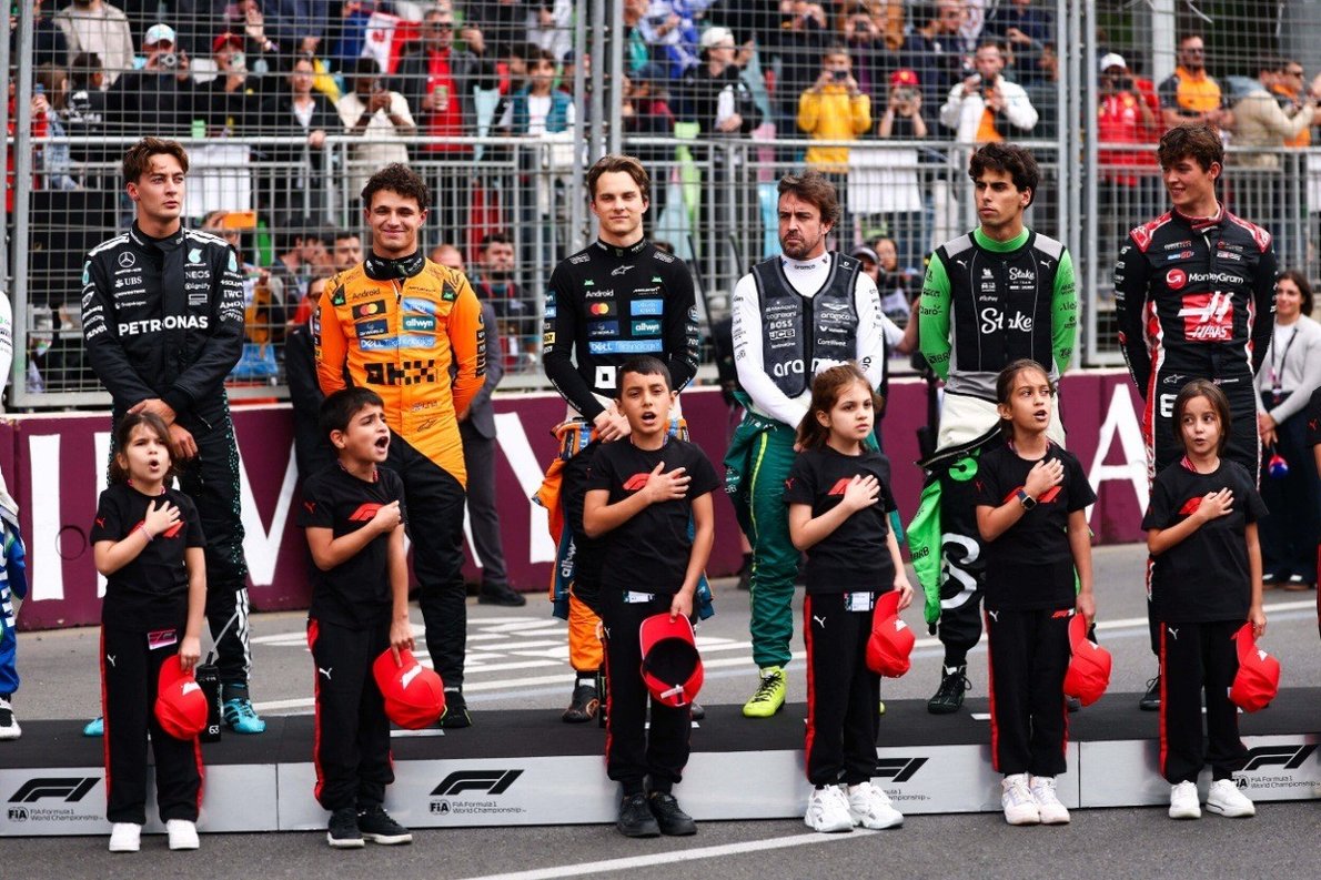 Nevetett az F1-es mezőny az azeri himnusz alatt - de miért? (videóval)