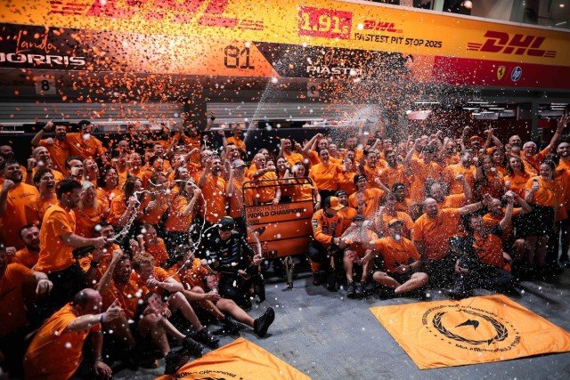  és  - Elkaphatták a McLaren F1-es szerelőit Szingapúrban!