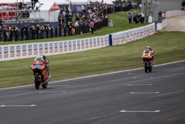 Eszméleténél van a Moto3-világbajnok a brutális maláj baleset után, Dettwilerről továbbra sincs hír