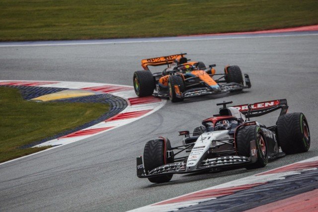  és  - Meglepő pilóta tűnt fel a McLaren Forma-1-es csapatánál!