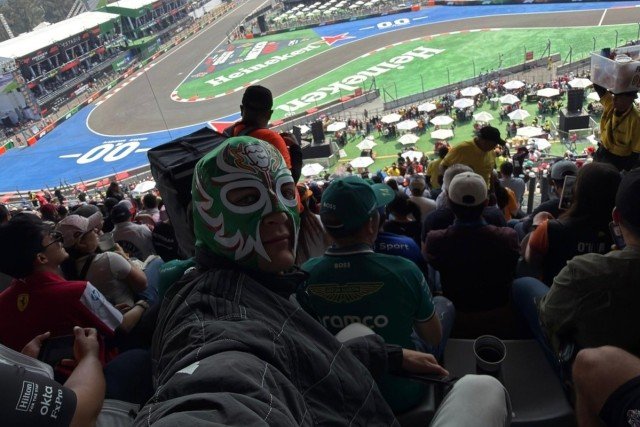  - „Álruhában” ült fel a lelátóra a Mercedes sztárja az első edzésen (videó)