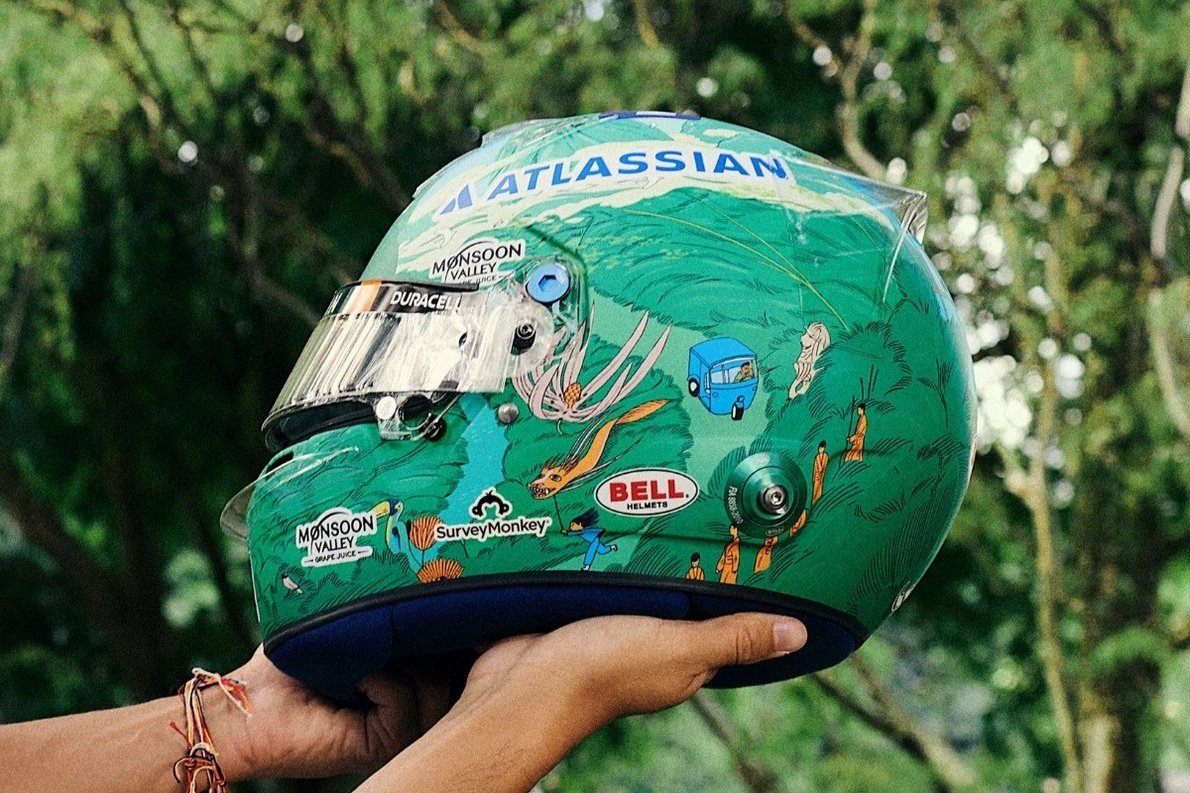  - Az UNICEF-et támogatja Albon különleges sisakjával