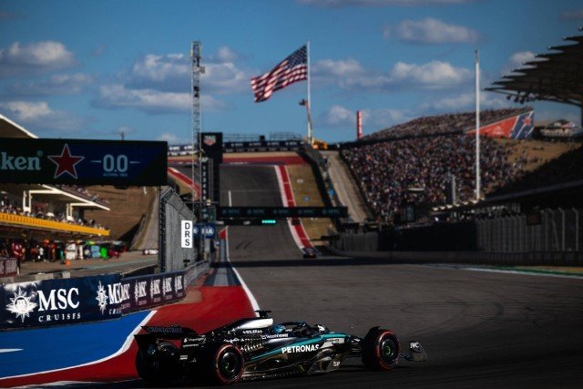  és  - Russell: „Frusztráló” időmérő volt, a futamon túl kell élni az 1-es kanyart