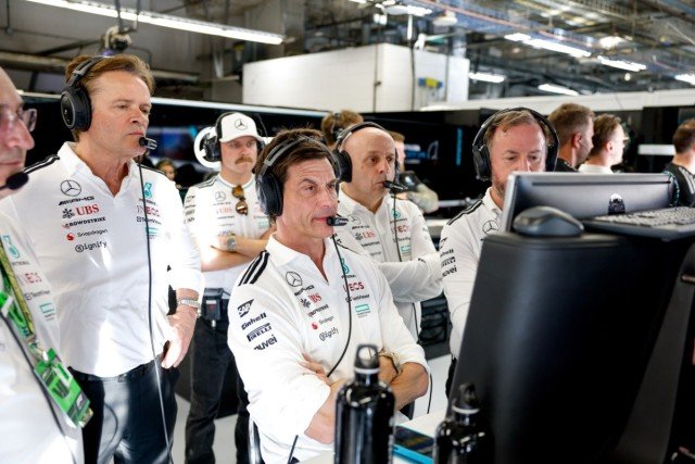  és  - A Mercedes a konstruktőri bajnokság második helyéért küzd a Brazil Nagydíjon