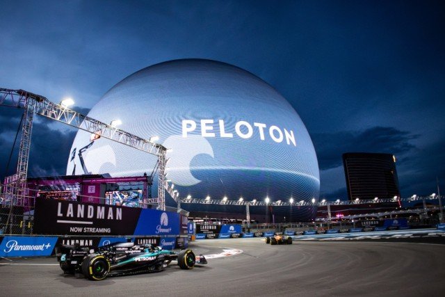  és  - Russellé az FP3-as főpróba Las Vegasban, a McLaren padlót fogott!