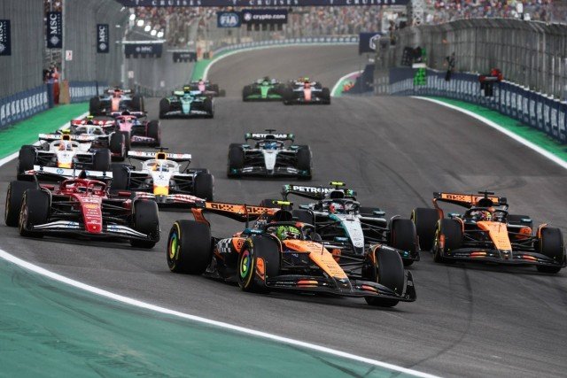  és  - Norris Brazíliában is simán győzött és elhúzott a bajnokságban, Verstappen a bokszból lett 3.