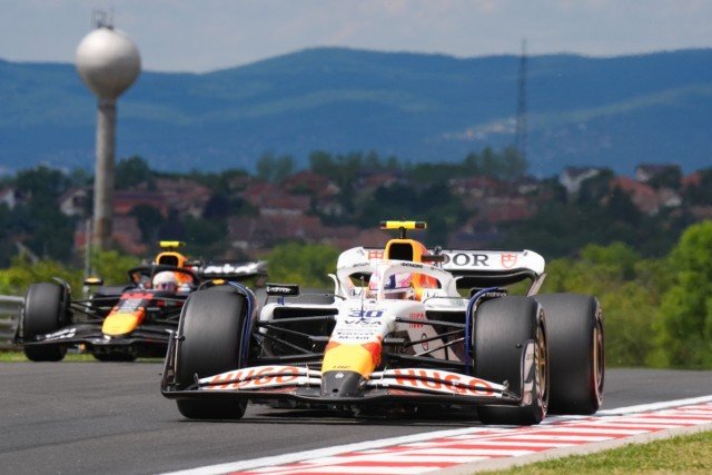 és - Eldőlt: a Red Bull egyik pilótája nem lesz ott az F1 2026-os rajtrácsán!