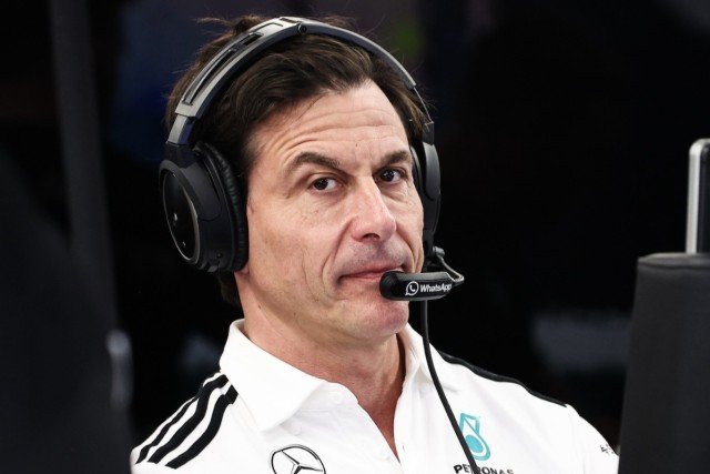és - Toto Wolff reagált: "Mennyire kell valakinek elveszítenie a józan eszét ahhoz, hogy ilyen hülyeséget állítson?"