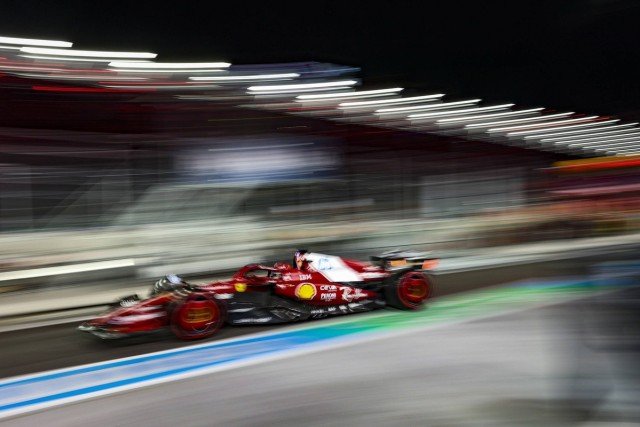  és  - Leclerc kezdett a legjobban a vegasi fényárban, a McLarent a Williams és a Red Bull is előzi