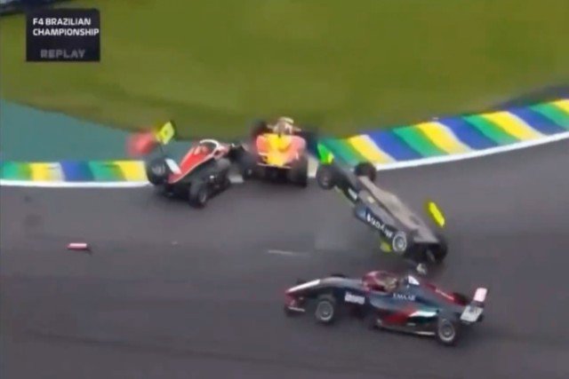 Videó: Nagy baleset Brazíliában, 3 autó ütközött össze, köszönjük meg a glóriát!