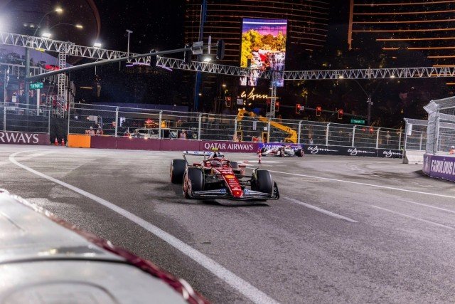  és  - Button szerint Hamilton és a Ferrari is benézett egy alapvető szabályt, ezért esett ki a Q1-ben