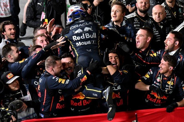  és  - Gúnyolódott egy sort a Red Bull a McLaren kettős kizárásán