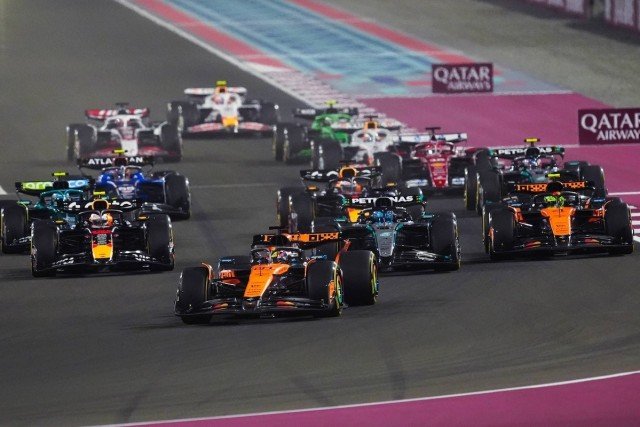  és  - Piastri megálljt parancsolt a lejtmenetnek, Norris kivédte Verstappen "rohamát" a katari sprintfutamon