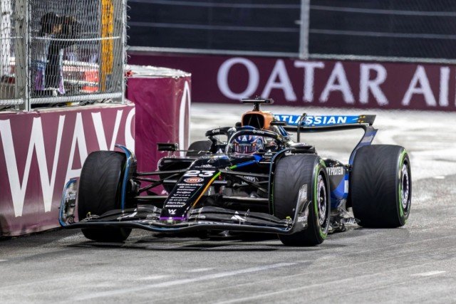  és  - Kaotikus rádiózás miatt csapta falnak az autót Albon? (videó)