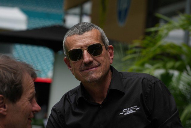  - Günther Steiner motorra ültetné Lando Norrist