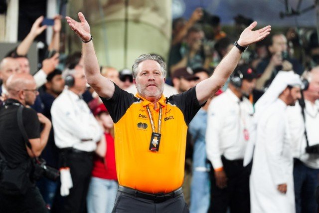 és - Zak Brown Alpine-t gúnyoló megjegyzéssel ugrattta Piastrit a McLaren évzáróján