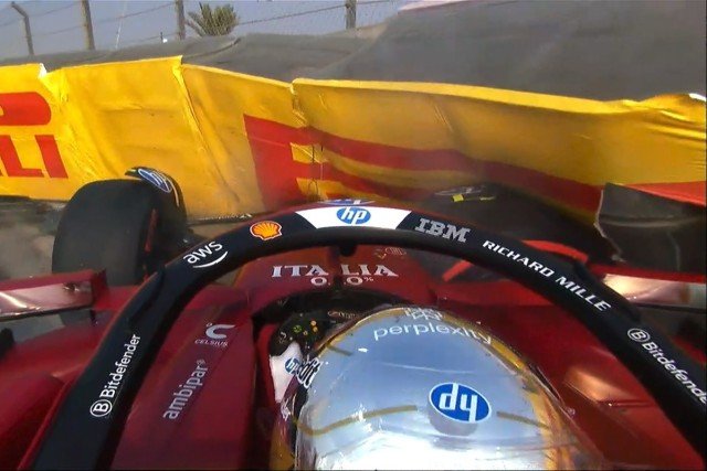 és - Videón, ahogy Hamilton falba teszi a Ferrarit az Abu-Dzabi Nagydíj harmadik szabadedzésén