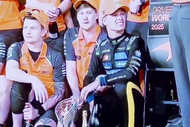 - Norris meghúzta az energiaitalos "flaskát", de erős a gyanú, hogy más talált benne (videó)