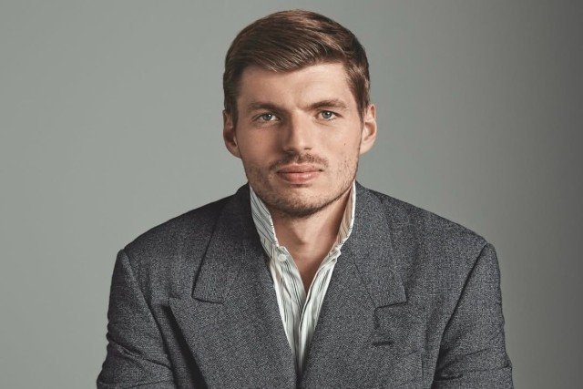  - Verstappen öltönyt húzott, a rajongók alig hittek a szemüknek