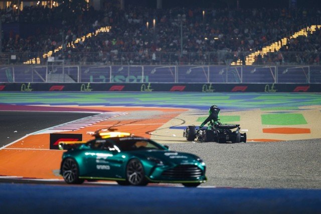 Közleményt adott ki az Aston Martin a biztonsági autós projektből való visszalépés kapcsán