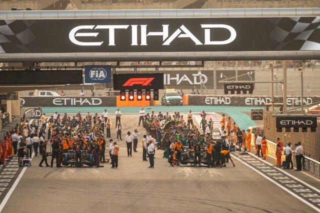  és  - A rajt után 50 méterig minden pilóta magára marad – jön az új F1-es szabály!