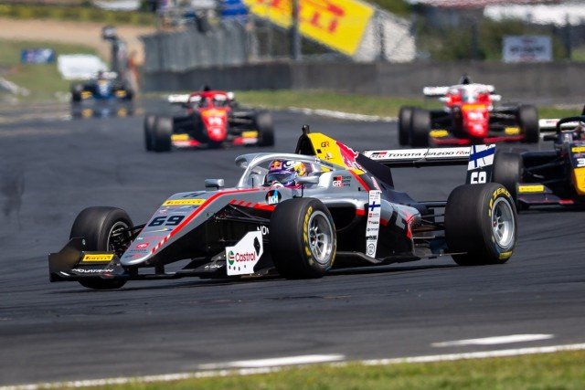 Szerény eredmények után balesettel ért véget a rali-világbajnok együléses debütálása (videó)