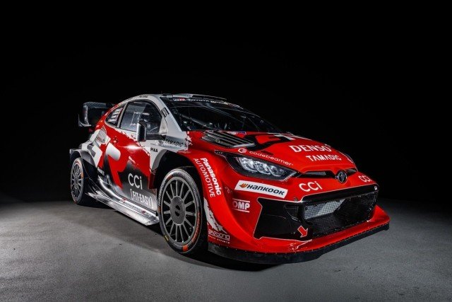 Megújult külsővel robbant be a Toyota idei WRC-autója