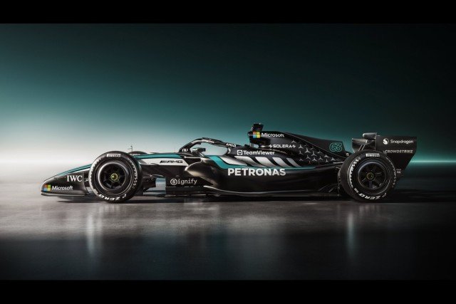  - A Mercedes új autója is megtette az első köreit, így szól a W17 – videó