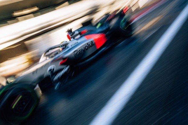 - Hangerőt fel – így muzsikál az Audi első F1-es autója Barcelonában (videó)