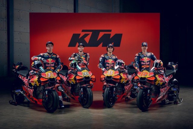  és  - Közös bemutatón derült fény a KTM és a Tech3 idei motorjára