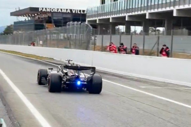  és  - Kék figyelmeztető lámpa került az Aston Martin új F1-es autójára – ez volt az oka