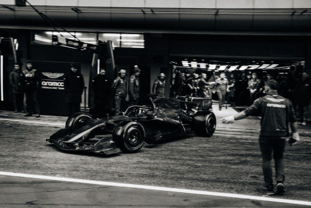  és  - Megtört a jég: Jelentős késéssel, de végre pályára gurult az Aston Martin Barcelonában (videó)