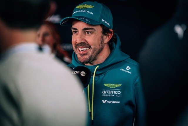 és - Alonso áhítattal figyeli a „tanár” Adrian Newey munkáját az Aston Martinnál