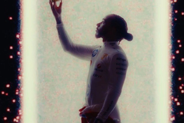  és  - Új korszakot jeleznek a Ferrari versenyzői ruhái: fehérrel erősítenek a 2026-os szezonra! (fotók)