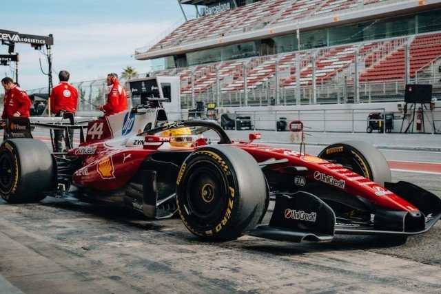  és  - A Ferrari SF-26 formaterve a korábbi irányvonal továbbgondolását tükrözi