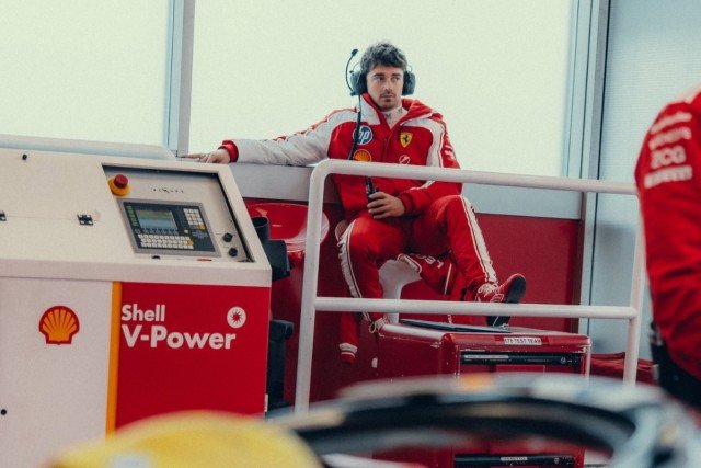 és - Magabiztosan kezd a Ferrari: biztató motoradatok, Leclerc és Hamilton váltják egymást Barcelonában