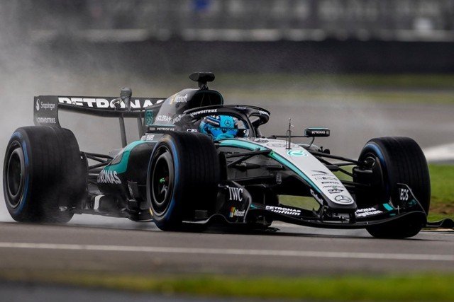 és - Szemfényvesztés volt a Mercedes bemutatója, Silverstone-ban már egy teljesen más autóval gurultak pályára