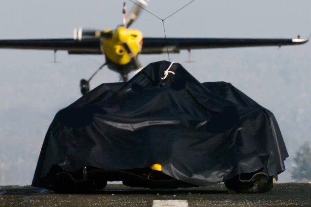  - Hajszálon múlt a Red Bull új autóbemutatója – majdnem baleset lett belőle (videó)