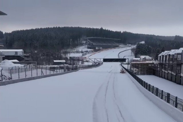 Spa-Francorchamps téli arca: légi felvételeken a hóval borított F1-es pálya