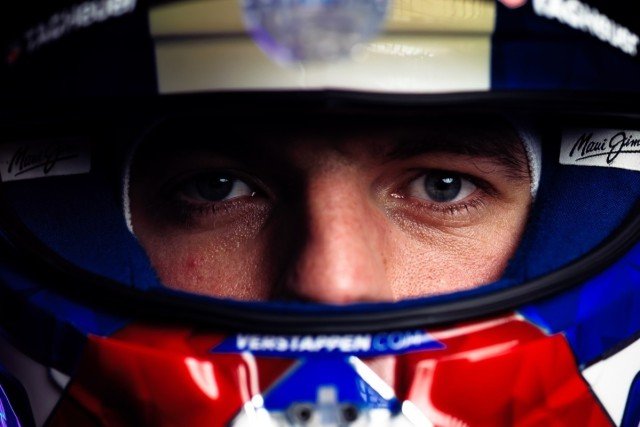 - Max Verstappen bemutatta 2026-os sisakdizájnját (videó)