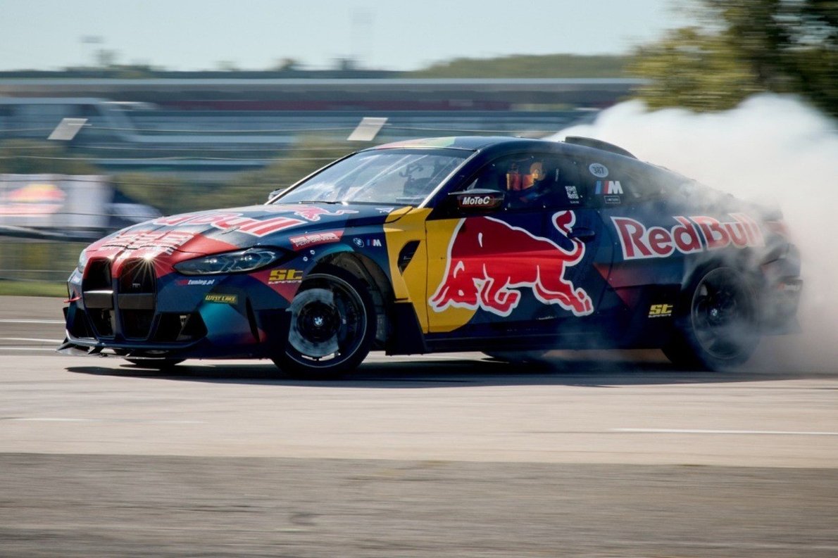 Magyar zászlóval köszöntötte a közönséget Coulthard – ünnep lett a Red Bull Showrunból!