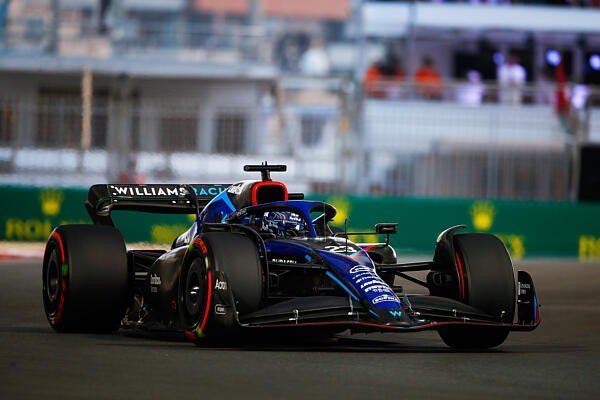  - Albon: „Várjunk egy percet, ez nem normális!”