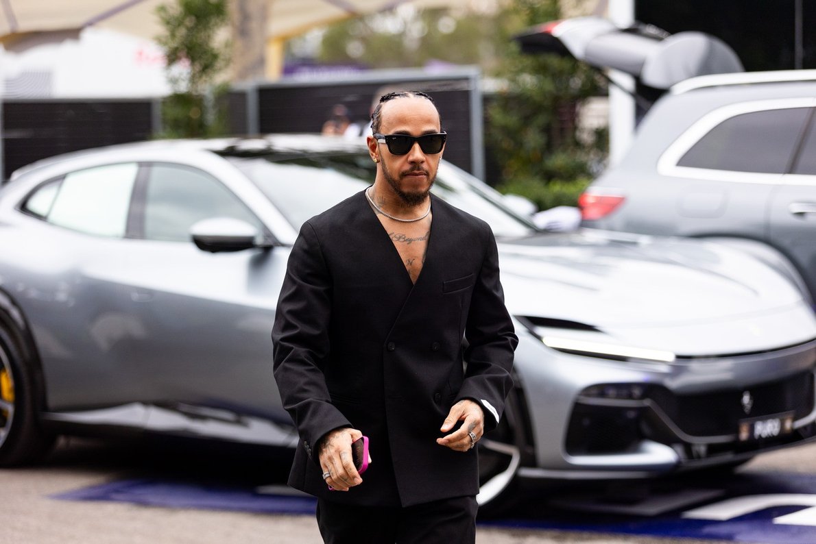  és  - Lewis Hamilton - A Forma-1 első fekete pilótájának útja a divat világába