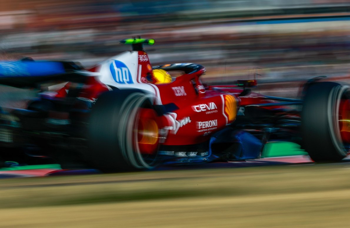  - Hamilton: Más vezetési stílust igényel a Ferrari