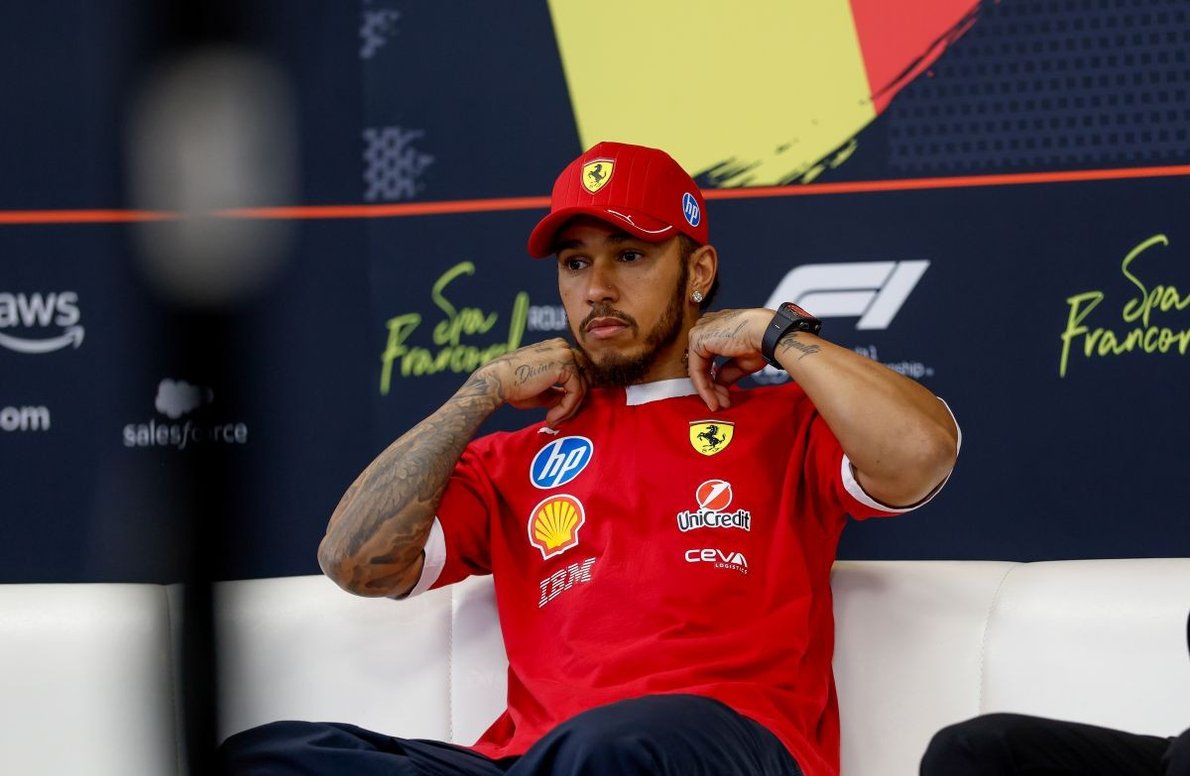  és  - Rivális színekben, de segítő szándékkal: Hamilton meglepő húzása Belgiumban