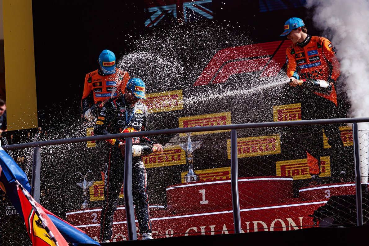  - A Ferrari-szurkolók „szerelmi vallomása" mély benyomást tett Verstappenékre