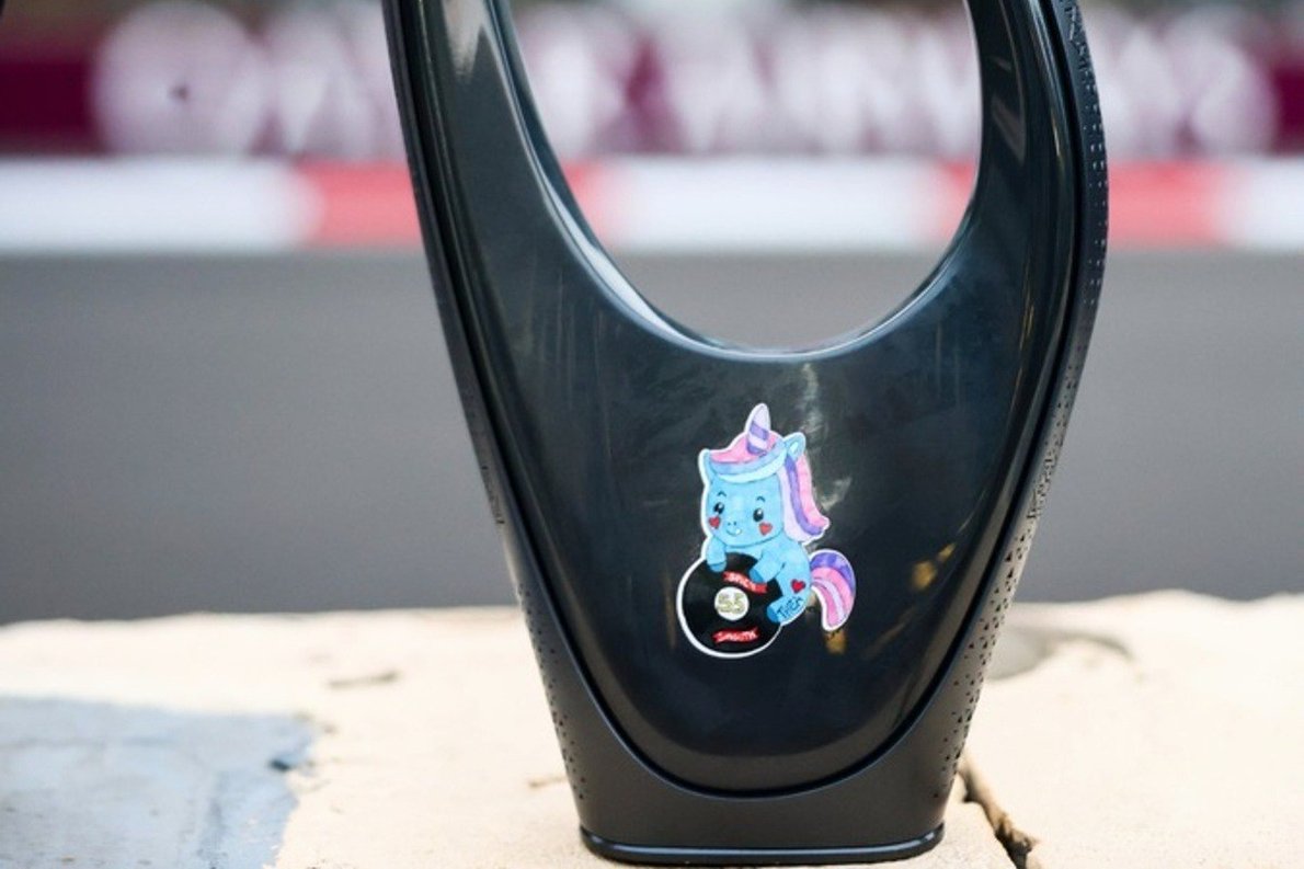  - Egy plüss unikornis változtatta meg Sainz azerbajdzsáni hétvégéjét