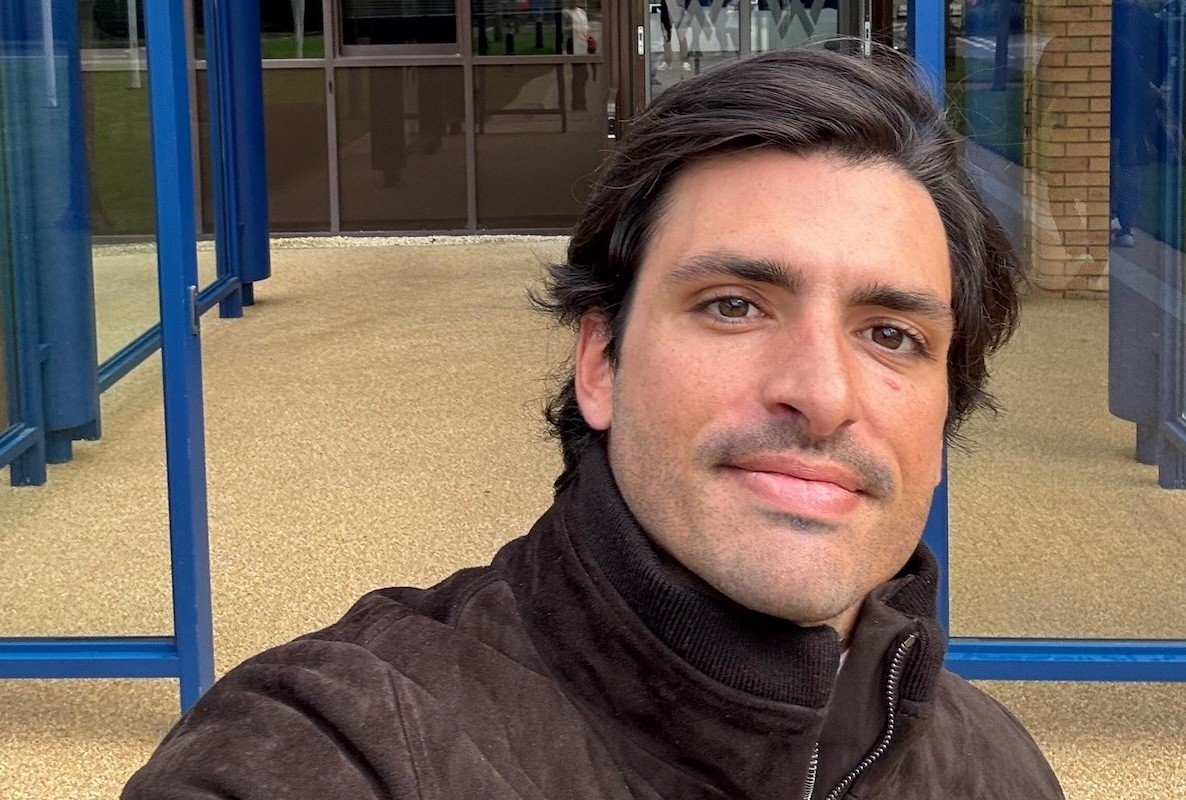 és - Sainz kendőzetlenül beszél Hamilton Ferrari-esélyeiről