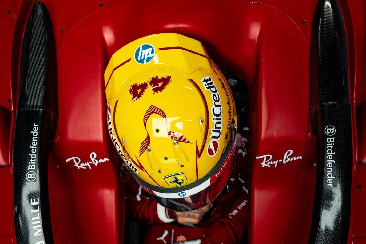 - Hamilton sisakjának titka – Nem Senna miatt választotta a sárga színt